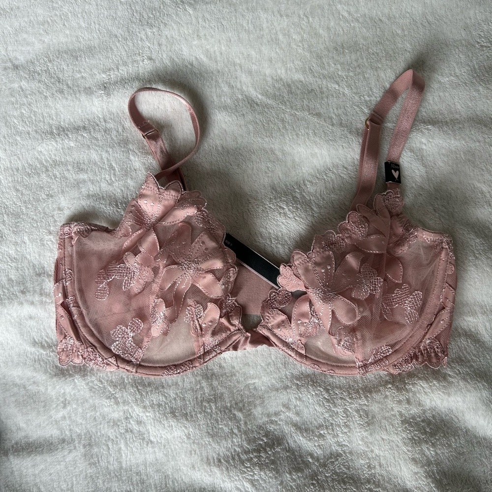 Victoria’s Secret unlined plunge flower lace bra